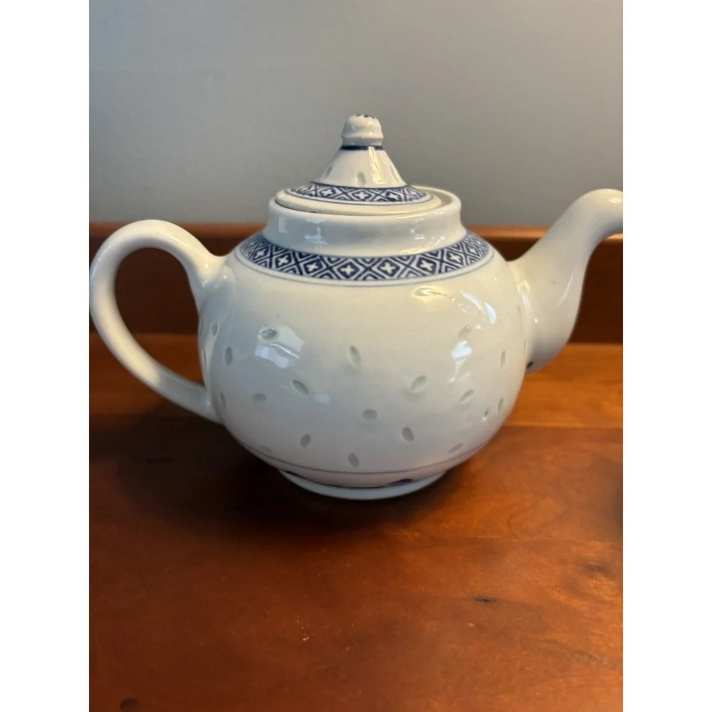Vintage Tienshan White Ceramic Blue Dragon Sake Cups (Set Of 2) And Small Pot‎